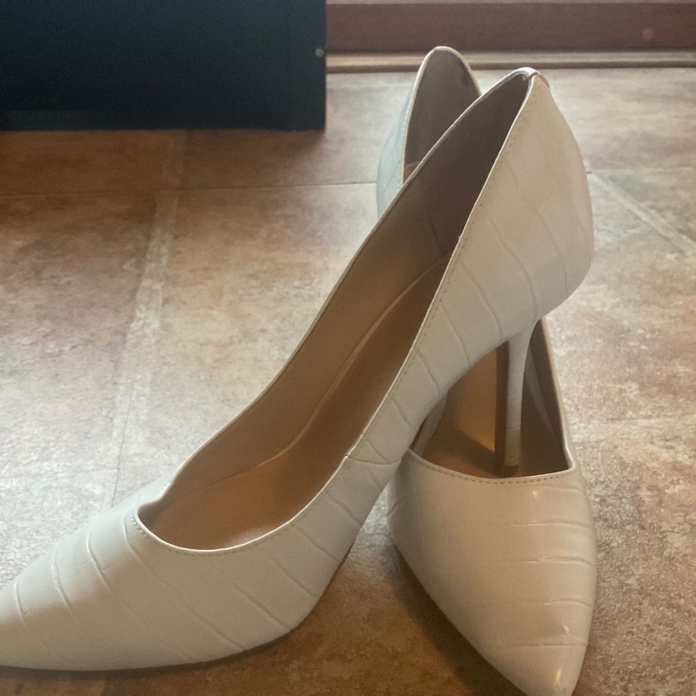 WHITE JLO WOMENS HEELS size 9 1/2